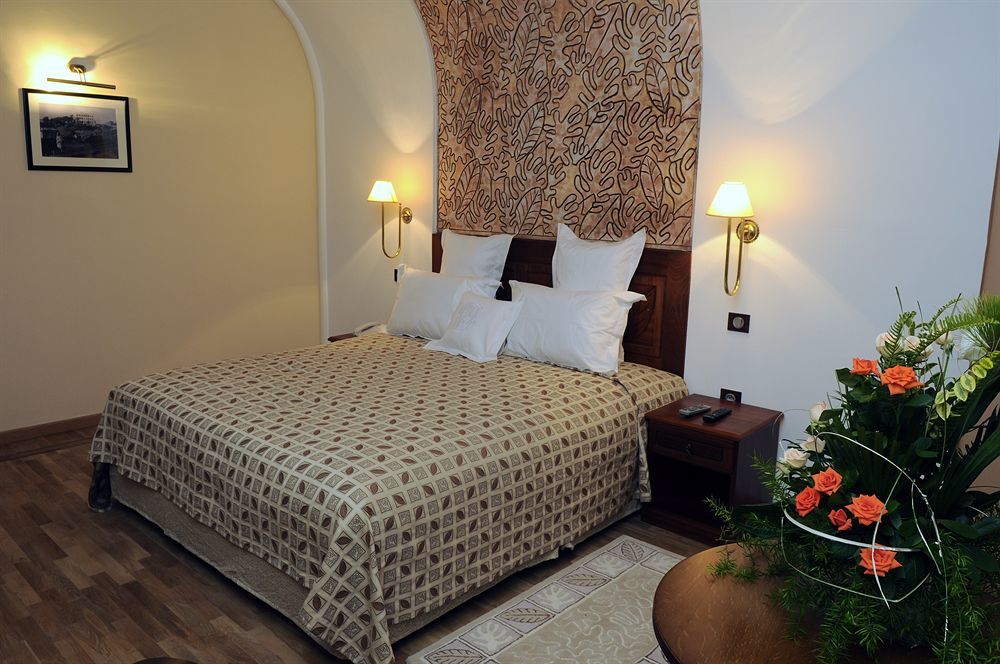 Grand Hotel Villa De France Tanger Eksteriør billede A bedroom in the hotel